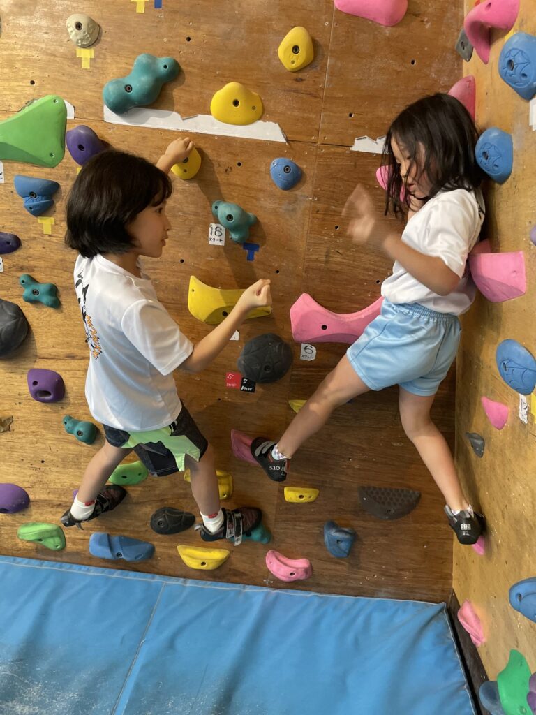 パンダBOXで友達と登りに挑戦する子どもたち