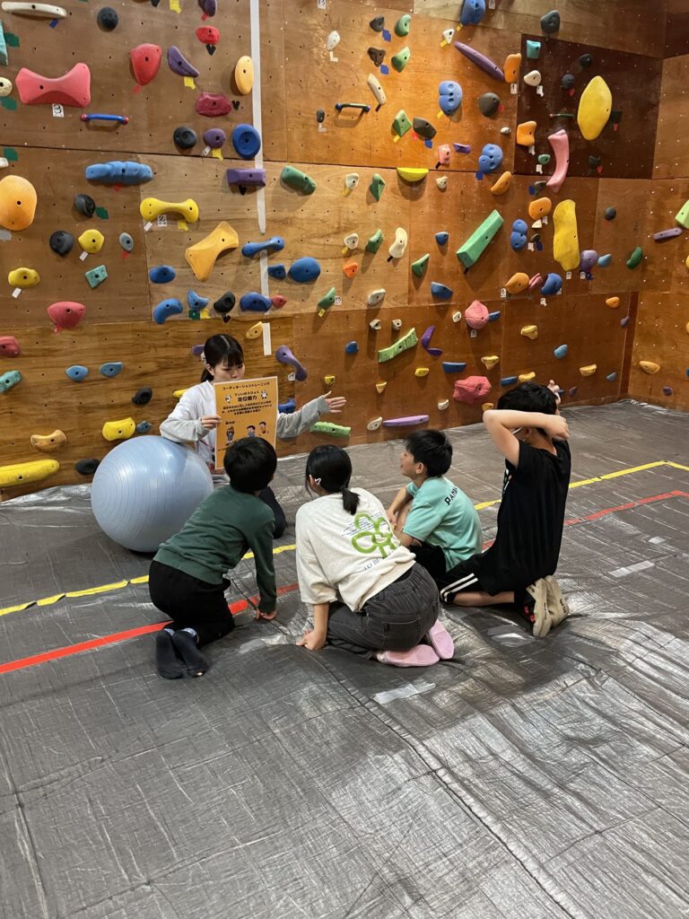 パンダBOXでコーチの説明を聞く子どもたち